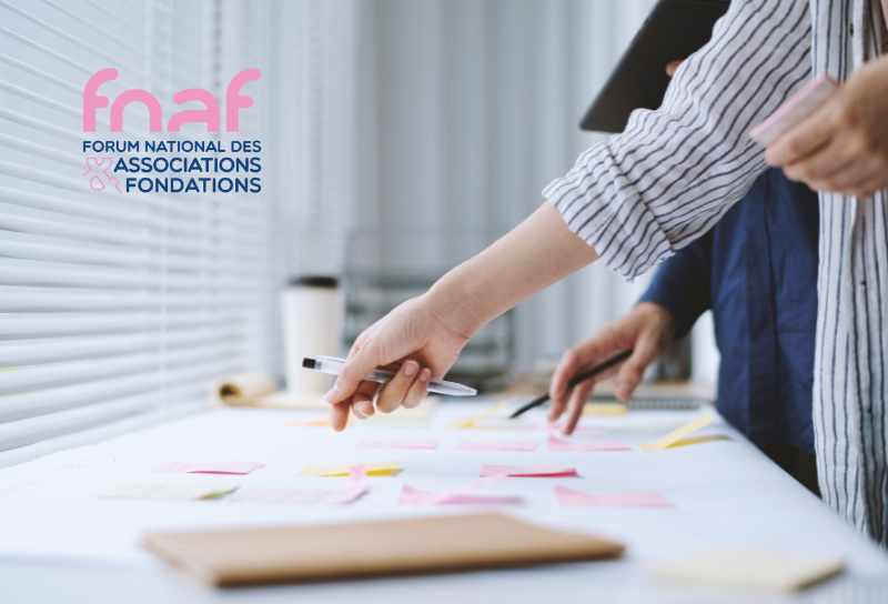 Membres d'une association qui parlent de la trésorerie.